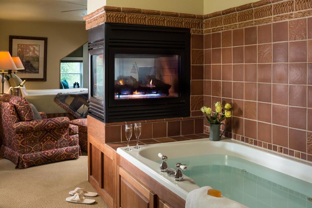 King Suite with Spa Bath interior