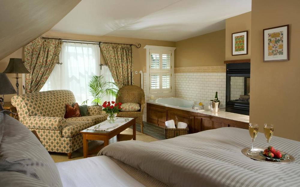 King Suite with Spa Bath interior